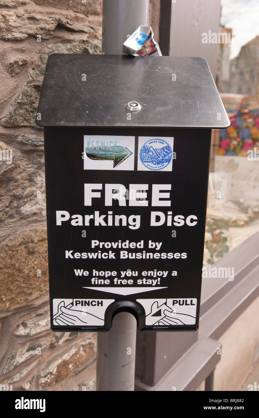 Un parcheggio gratuito macchina a dischi forniti da aziende a Keswick a Keswick, Cumbria , in Inghilterra , Gran Bretagna , Regno Unito Foto Stock
