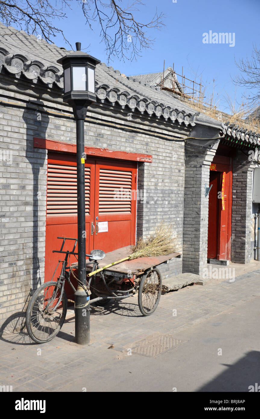 In bicicletta in hutong di Pechino in Cina Foto Stock