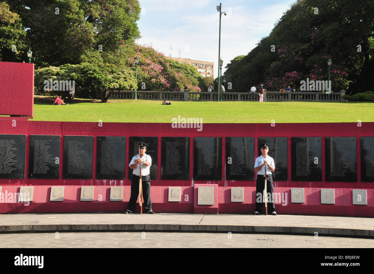 Due avieri con fucili a guardia della Malvinas/Falklands War Memorial, ai piedi di una collina al di sotto della Plaza San Martin, Buenos Aires Foto Stock