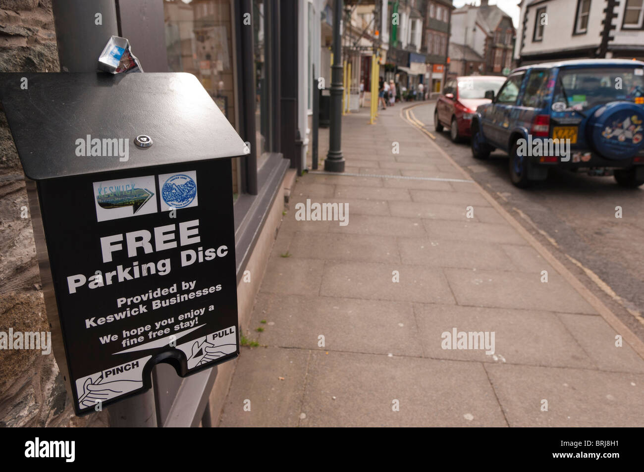 Un parcheggio gratuito macchina a dischi forniti da aziende a Keswick a Keswick, Cumbria , in Inghilterra , Gran Bretagna , Regno Unito Foto Stock