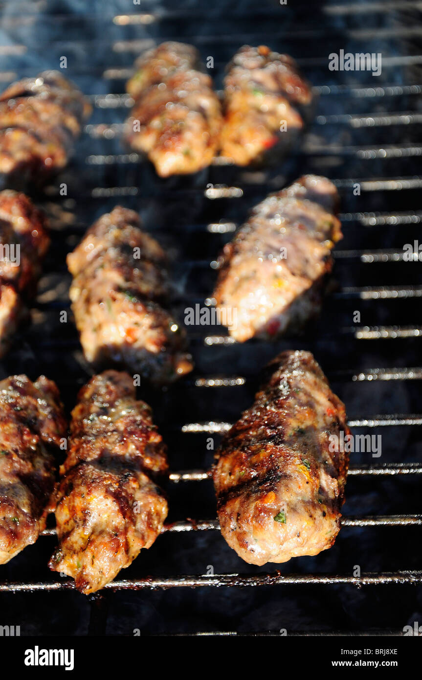 Grigliata di Carne Tritata rotola su una griglia a carbone in Svezia Foto Stock