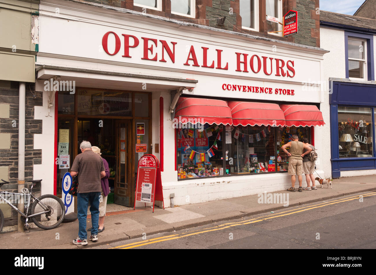 La aperta a tutte le ore del giorno la convenienza shop store a Keswick, Cumbria , in Inghilterra , Gran Bretagna , Regno Unito Foto Stock
