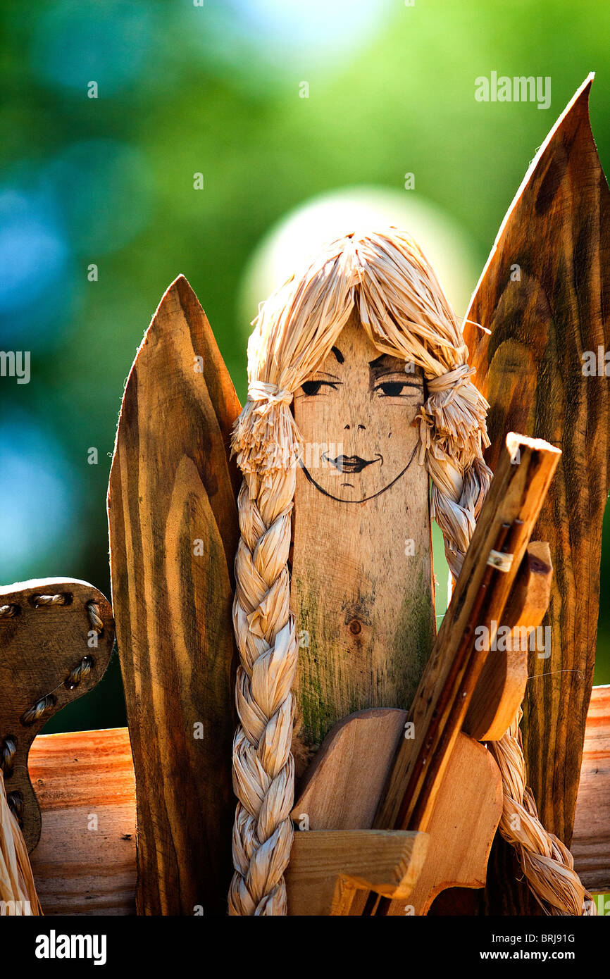 In legno le sculture in legno fatti a mano di un angelo-donna faccia Foto  stock - Alamy