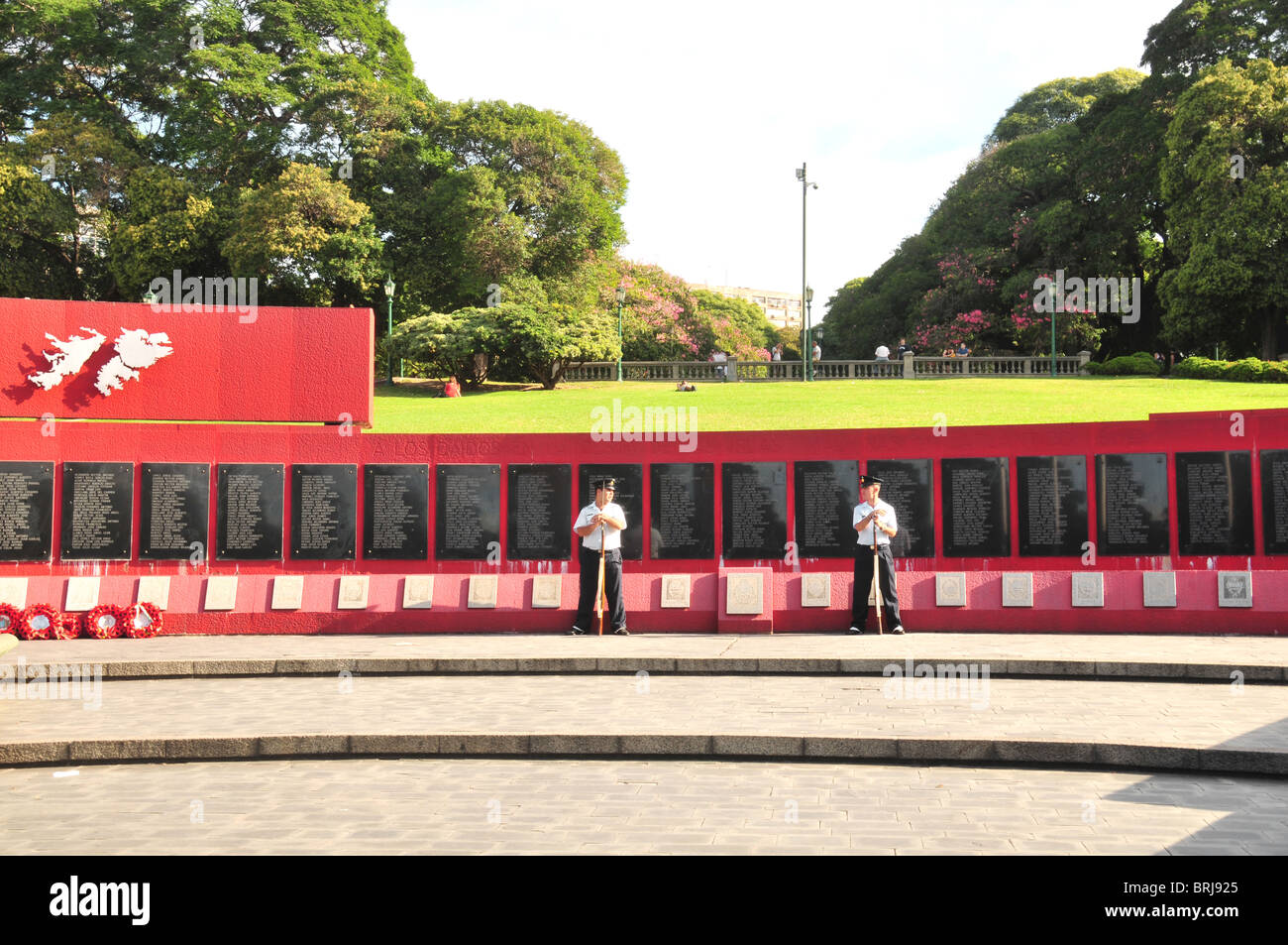 Due avieri custodendo il Malvinas/Falklands War Memorial, con un'immagine delle Isole Falkland, Plaza San Martin, Buenos Aires Foto Stock
