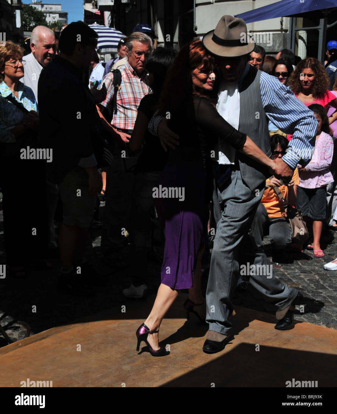 La mezza età matura, in abito tradizionale, ballare un tango davanti a una folla di persone, San Telmo Street Market, Buenos Aires Foto Stock