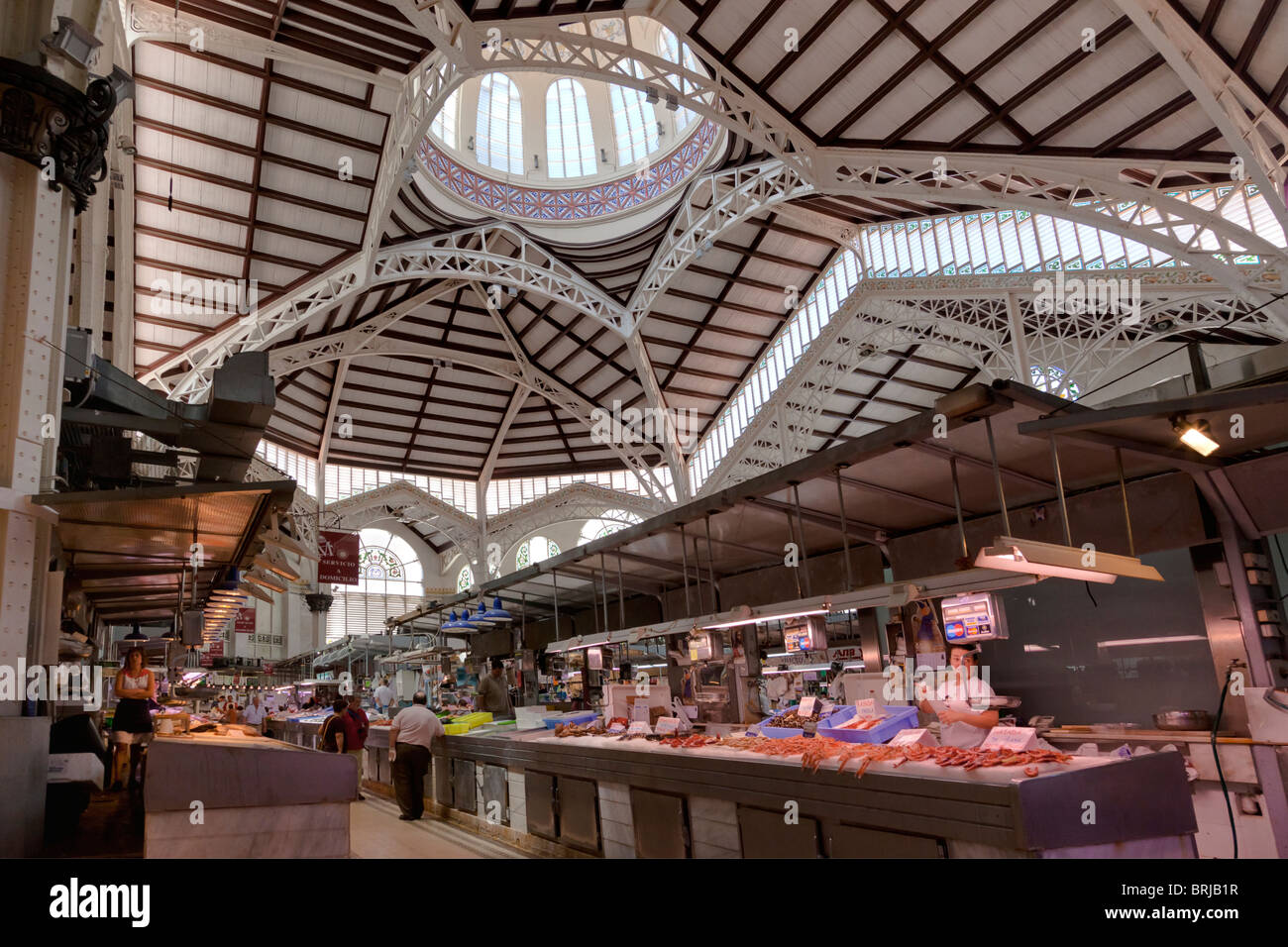 Panoramica parziale del mercato centrale, una struttura metallica decorata con lavori di ceramica, ferro battuto e vetro. Frutti di mare Hall. Foto Stock