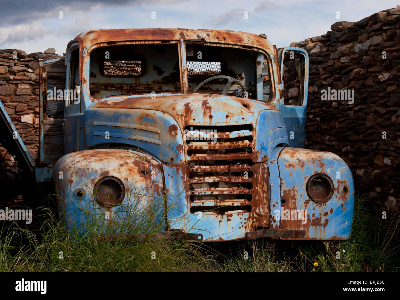 Vecchio carrello ruggine antico blu abbandonati fatiscenti Spagna paese di campagna Foto Stock