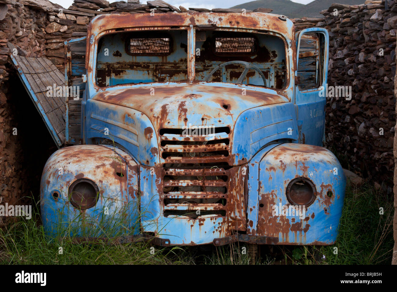 Vecchio carrello ruggine antico blu abbandonati fatiscenti Spagna paese di campagna Foto Stock