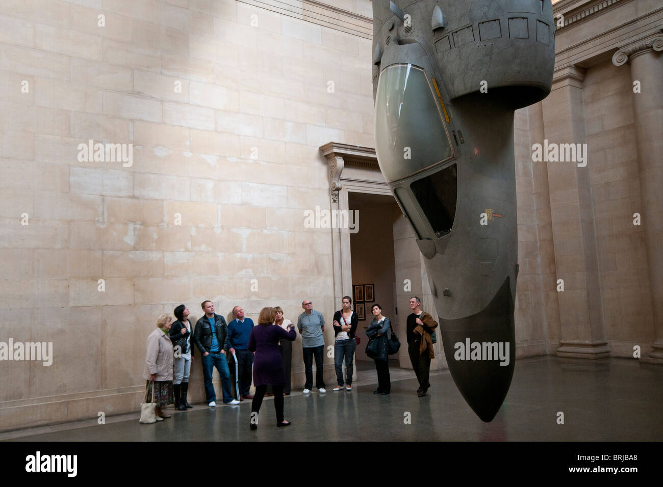 Fiona Banner luoghi recentemente smantellate aerei da combattimento nell'impostazione dispari della Duveen Gallerie della Tate Britain Foto Stock