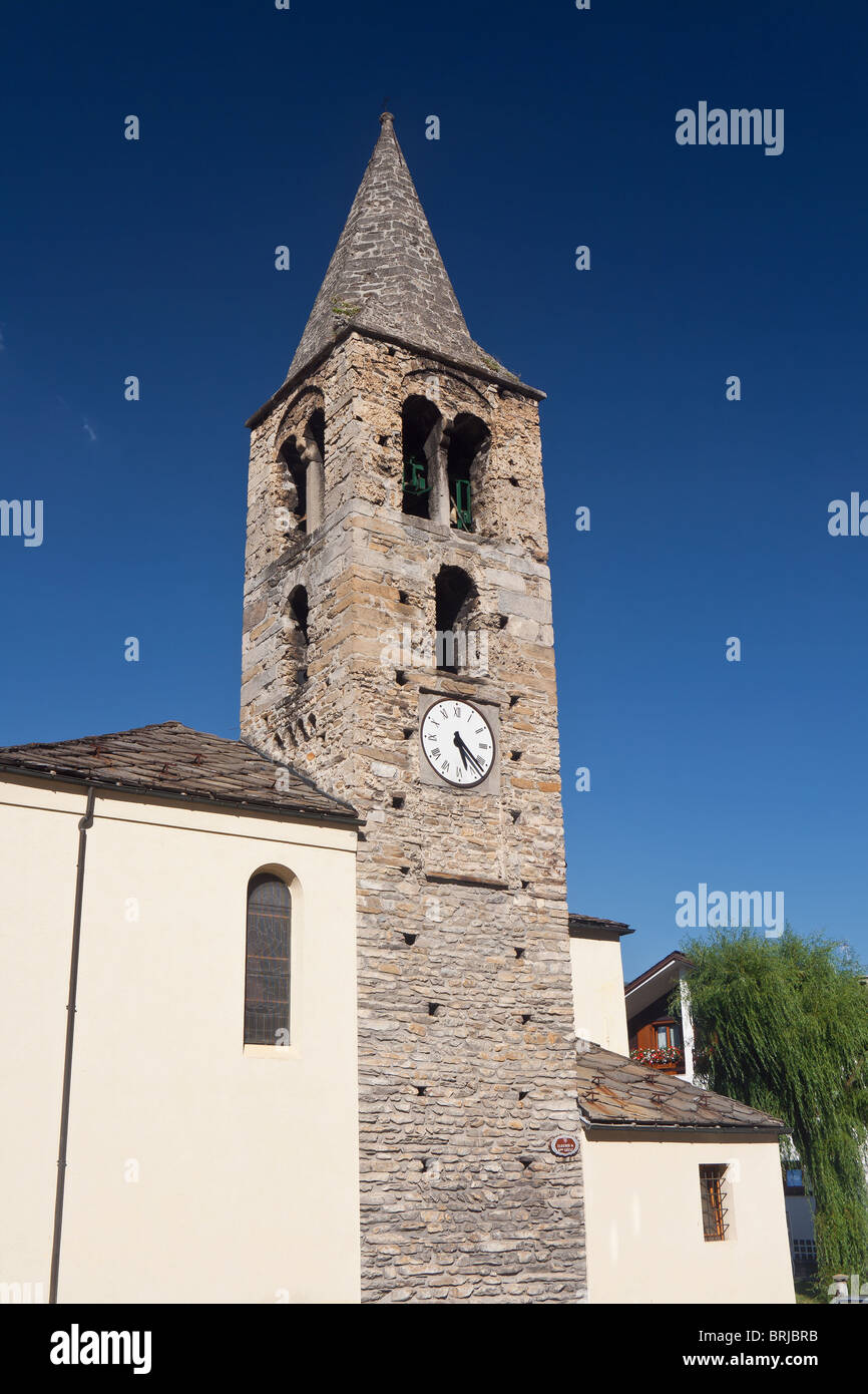 Chiesa con torre romana in Pre Saint Didier, Valle d'Aosta, Italia Foto Stock