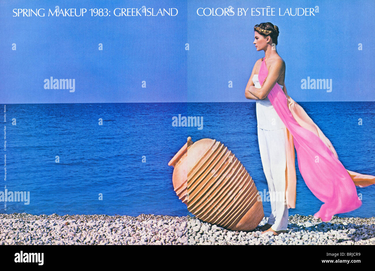 Pubblicità a colori sparsi per Estee Lauder su due pagine in rivista americana di moda circa 1983 Foto Stock