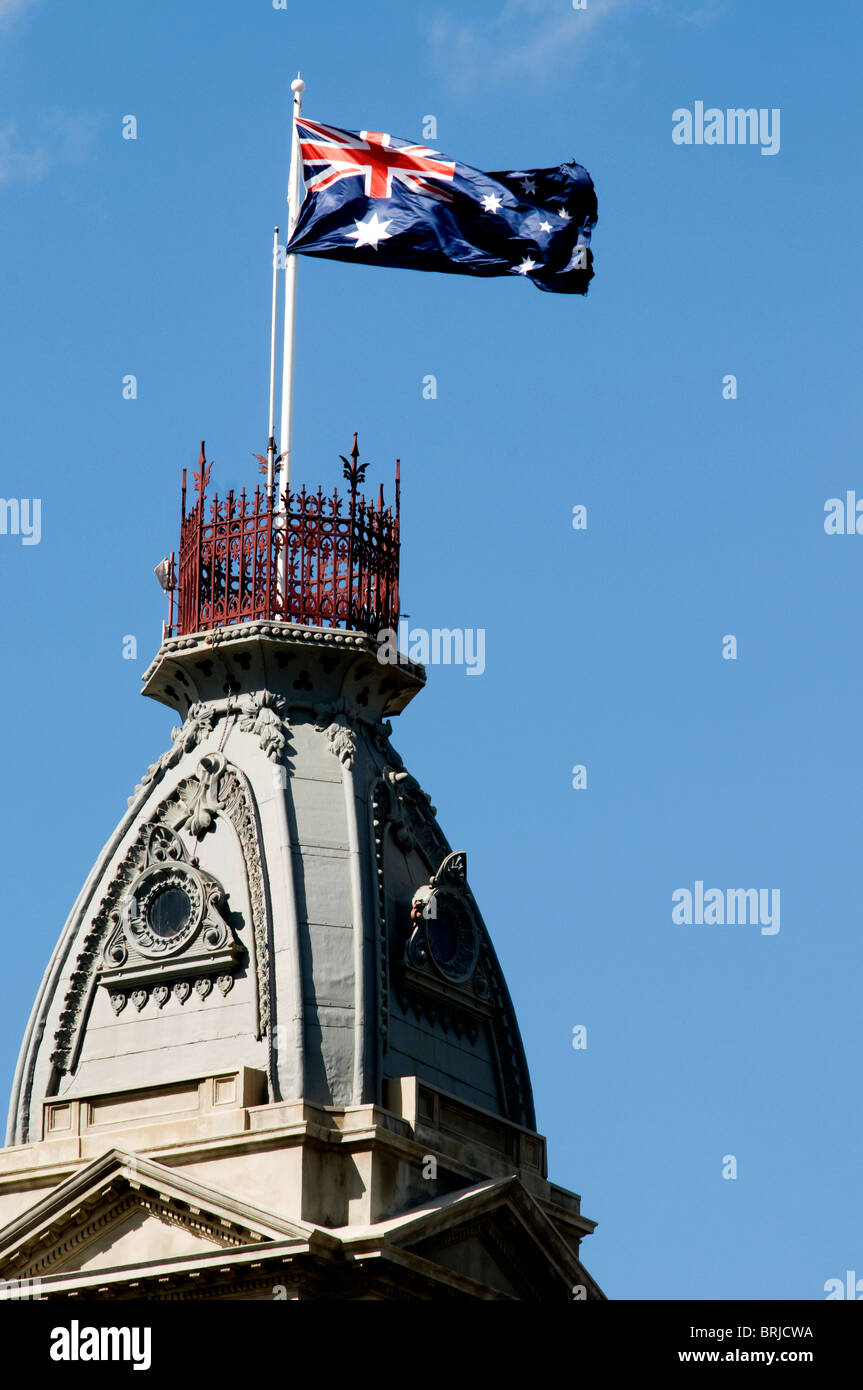 Collingwood Town Hall e bandiera australiana, Melbourne, Victoria, Australia Foto Stock