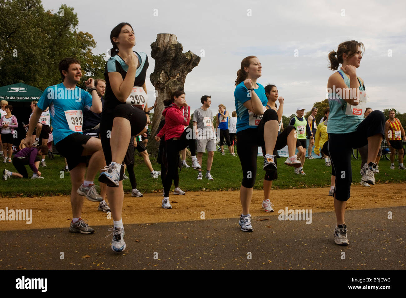 Amateur running club atleti warm-up con gruppo aerobica prima un 10k gara  di Dulwich Park, Londra del sud Foto stock - Alamy