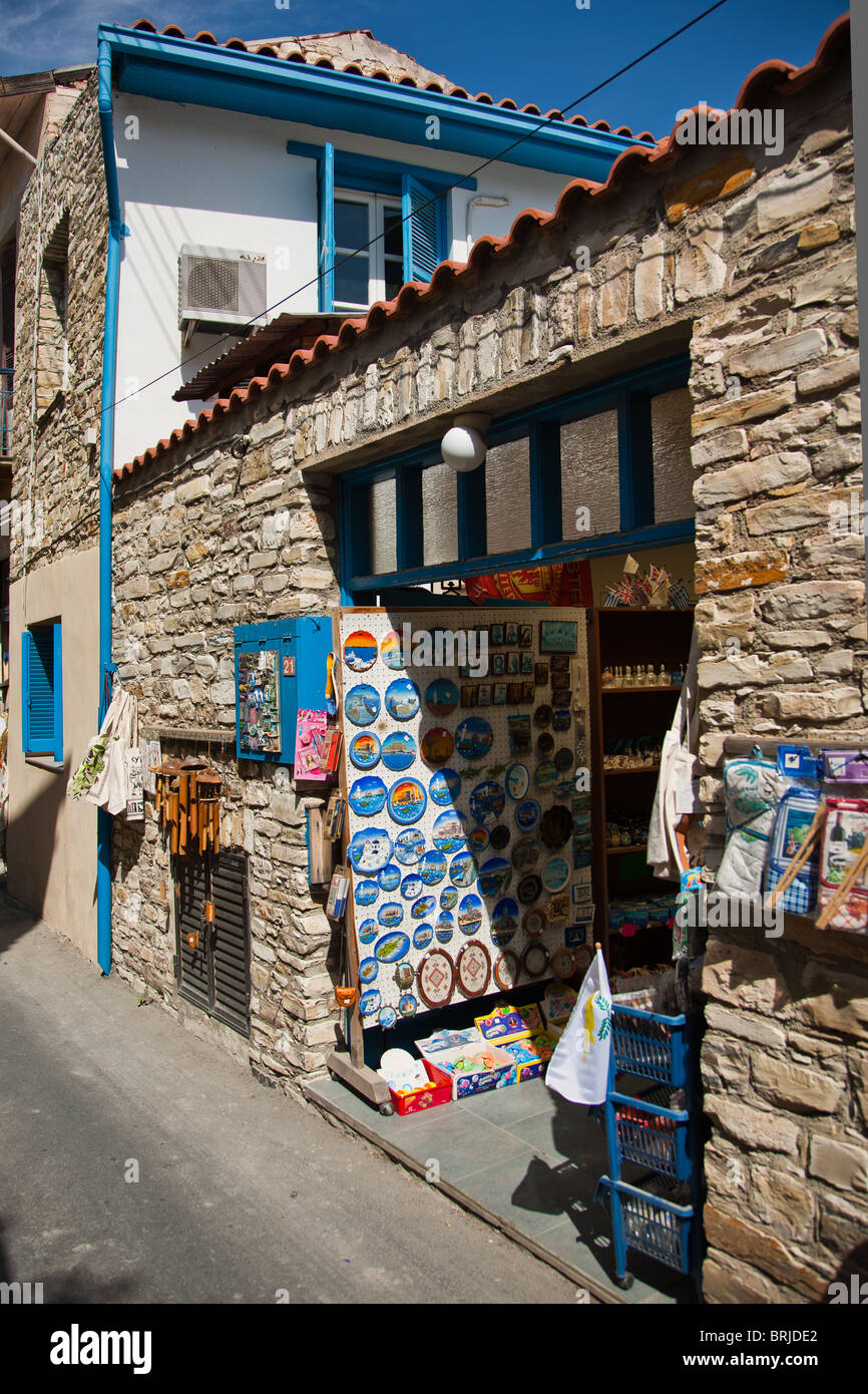 Negozio di souvenir nel villaggio di Lefkara, noto per la sua straordinaria pizzi, ricami e argento artigianato Foto Stock