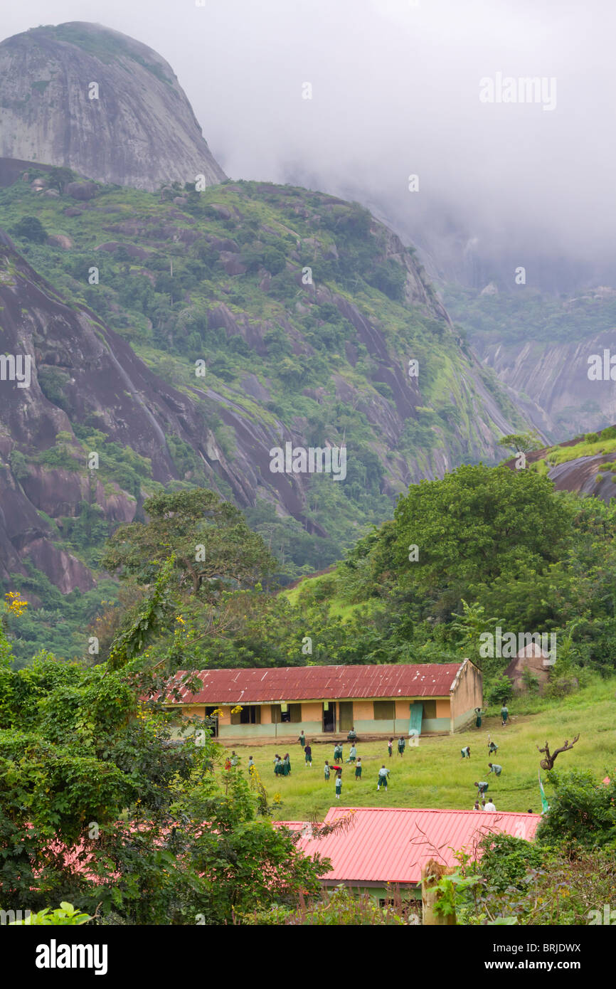 Una scuola rurale nella remota area di montagna della Nigeria, Ondo Stato, Idanre colline.. Foto Stock