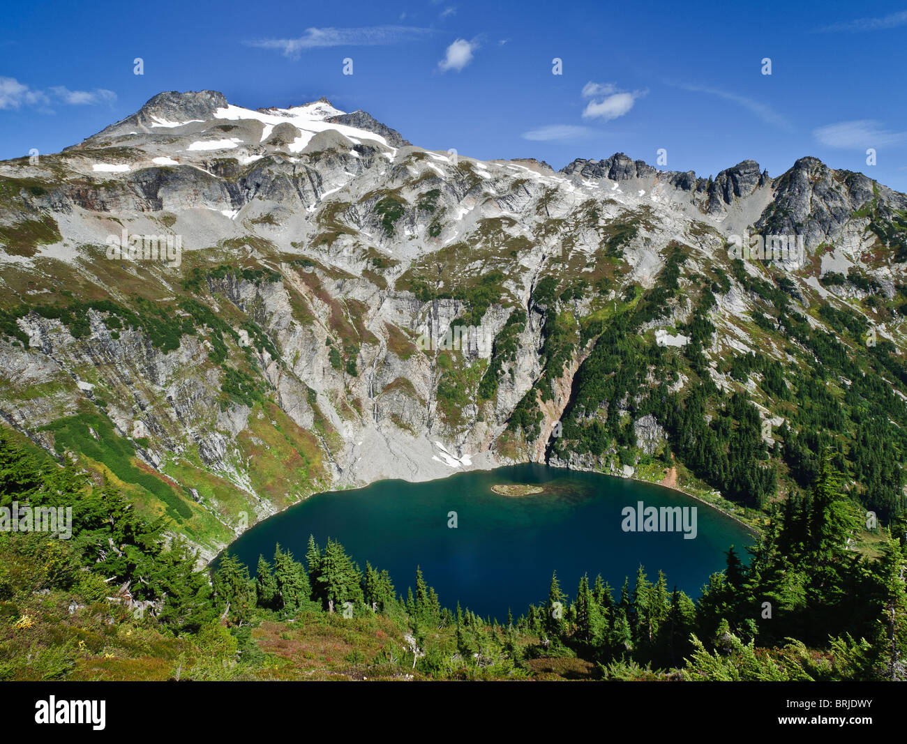 Lago di dubbia, Sahale Mountain e Ripsaw crinale da cascata braccio Pass-Sahale Trail, Parco Nazionale delle Cascate del Nord, Washington. Foto Stock