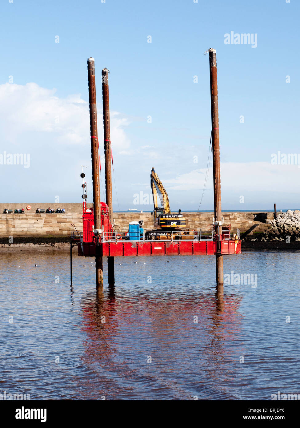 Haven Seajack l una costruzione ingegneria civile sollevare la piattaforma nel porto di Whitby North Yorkshire Foto Stock