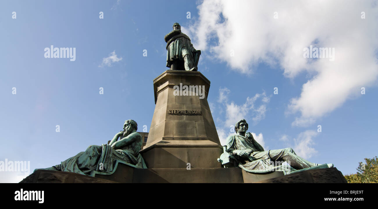 Vista di Robert Stephenson monumento nel centro cittadino di Newcastle, Inghilterra del nord est. Foto Stock