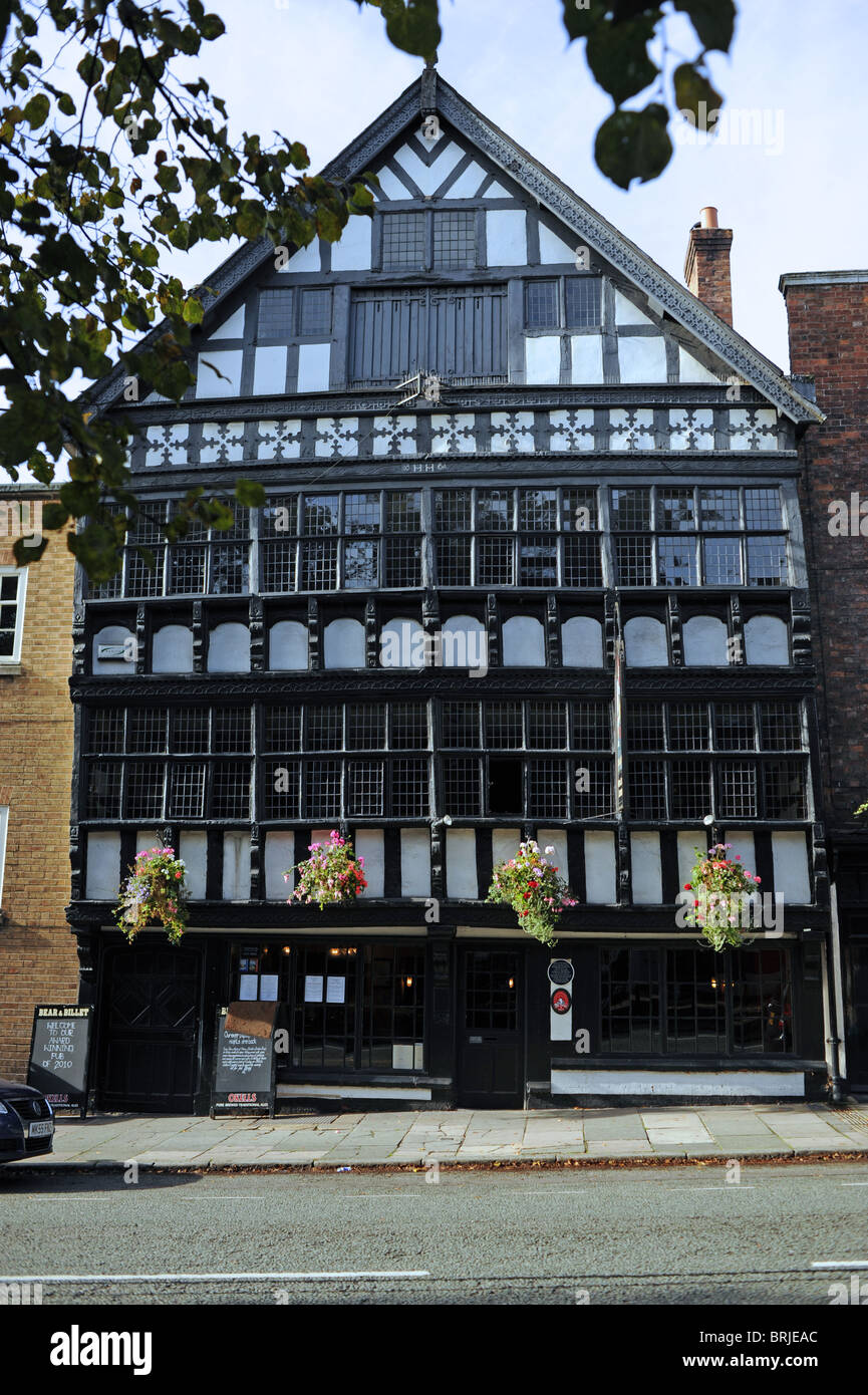 L'orso e la billetta pub di Chester originariamente una casa cittadina costruita nel 1664 e convertito in una locanda nel XVIII secolo REGNO UNITO Foto Stock