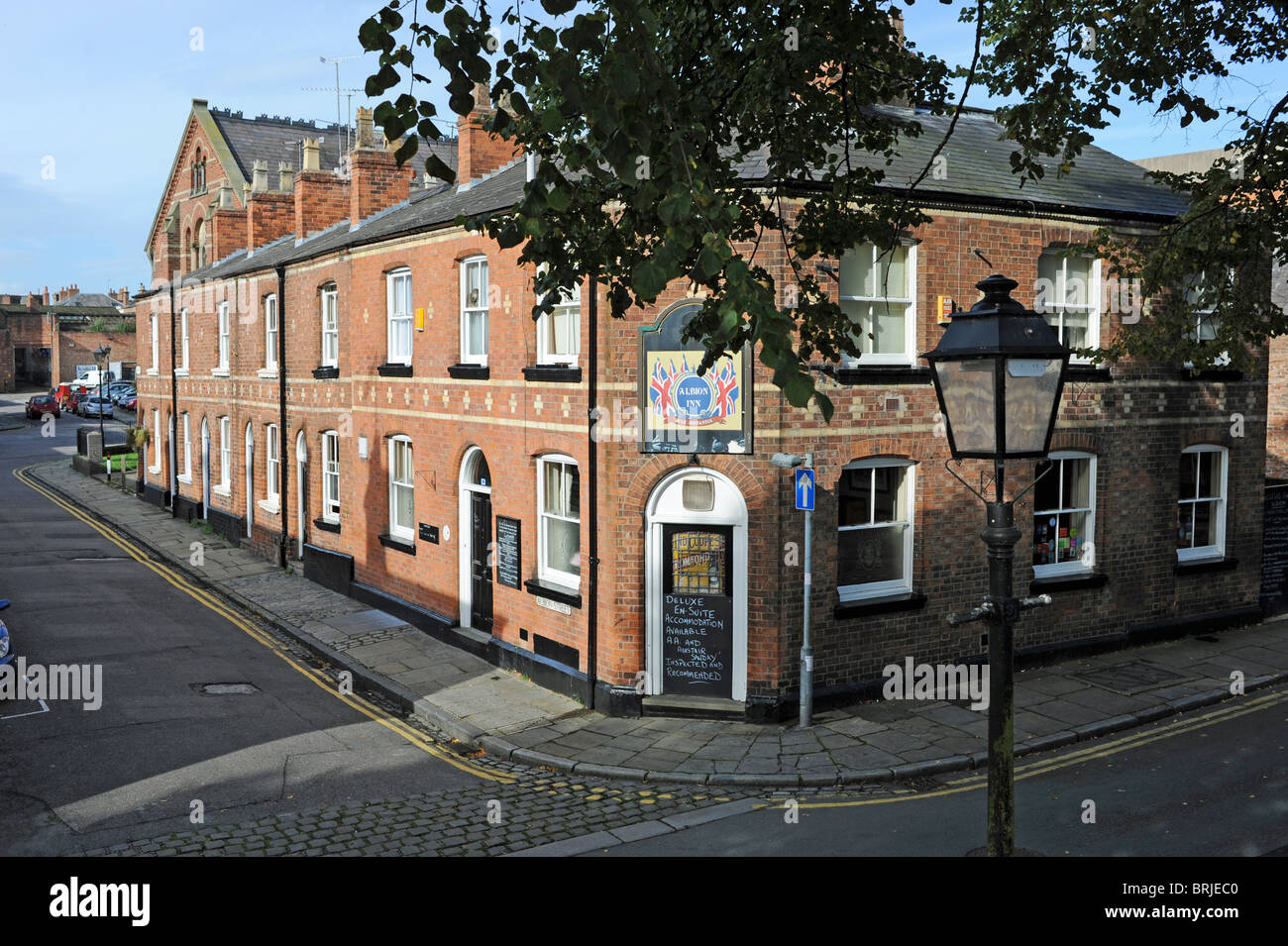 L'Albion Inn un famoso vecchio pub nelle strade a schiera in Chester city centre REGNO UNITO Foto Stock