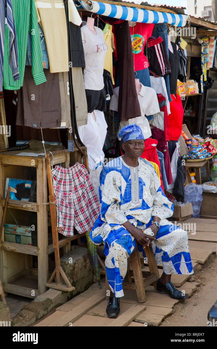 Una strada del mercato di Akure, Ondo stato, Nigeria. Foto Stock