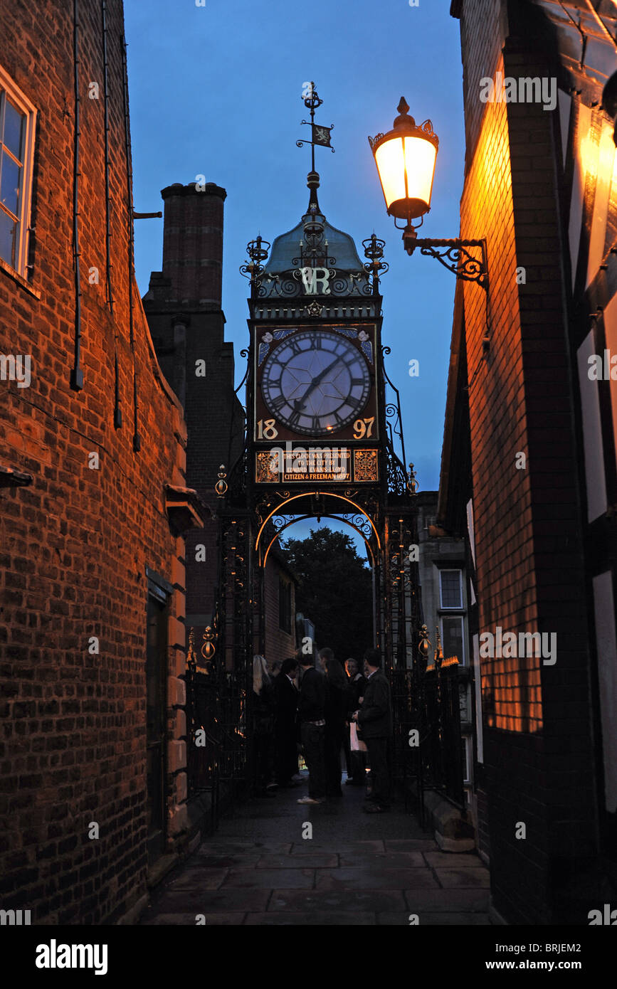 Il famoso Old Victorian Eastgate Clock sul muro romano nel centro citta' di Chester Regno Unito costruito nel 1897 Foto Stock