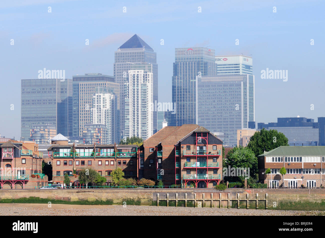 Canary Wharf grattacieli e Riverside Appartamenti sull'Isola di cani, Docklands, Londra, Inghilterra, Regno Unito Foto Stock