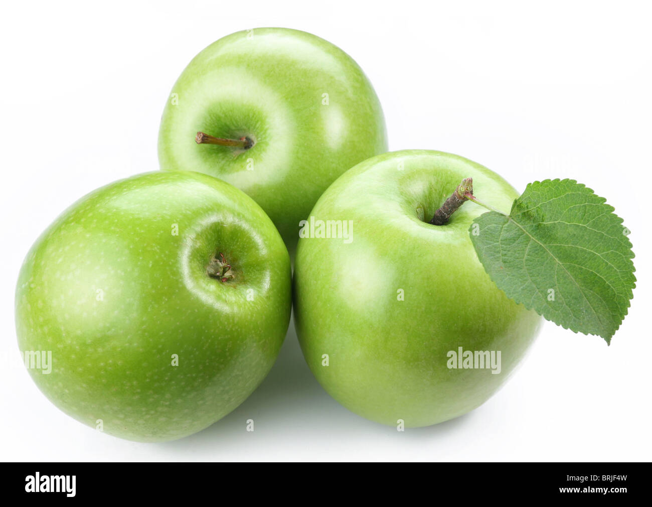 Tre mature mele verdi isolati su un bianco. Foto Stock
