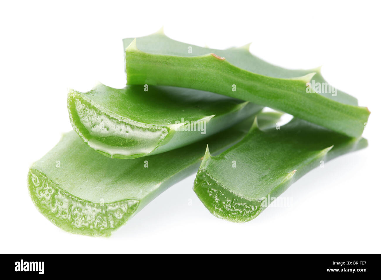 Pezzi di aloe vera. Isolato su uno sfondo bianco. Foto Stock