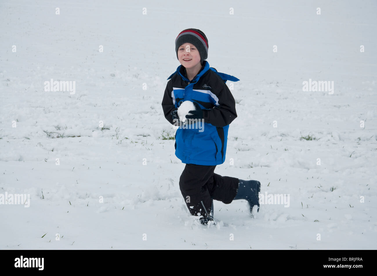 Bambino in esecuzione nella neve Foto Stock