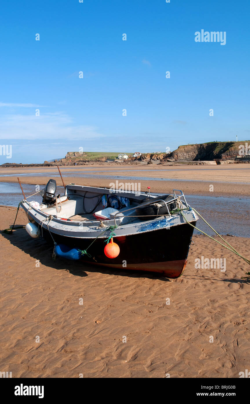 Una barca da pesca su Summerleaze Beach, Bude, Cornwall, Regno Unito Foto Stock