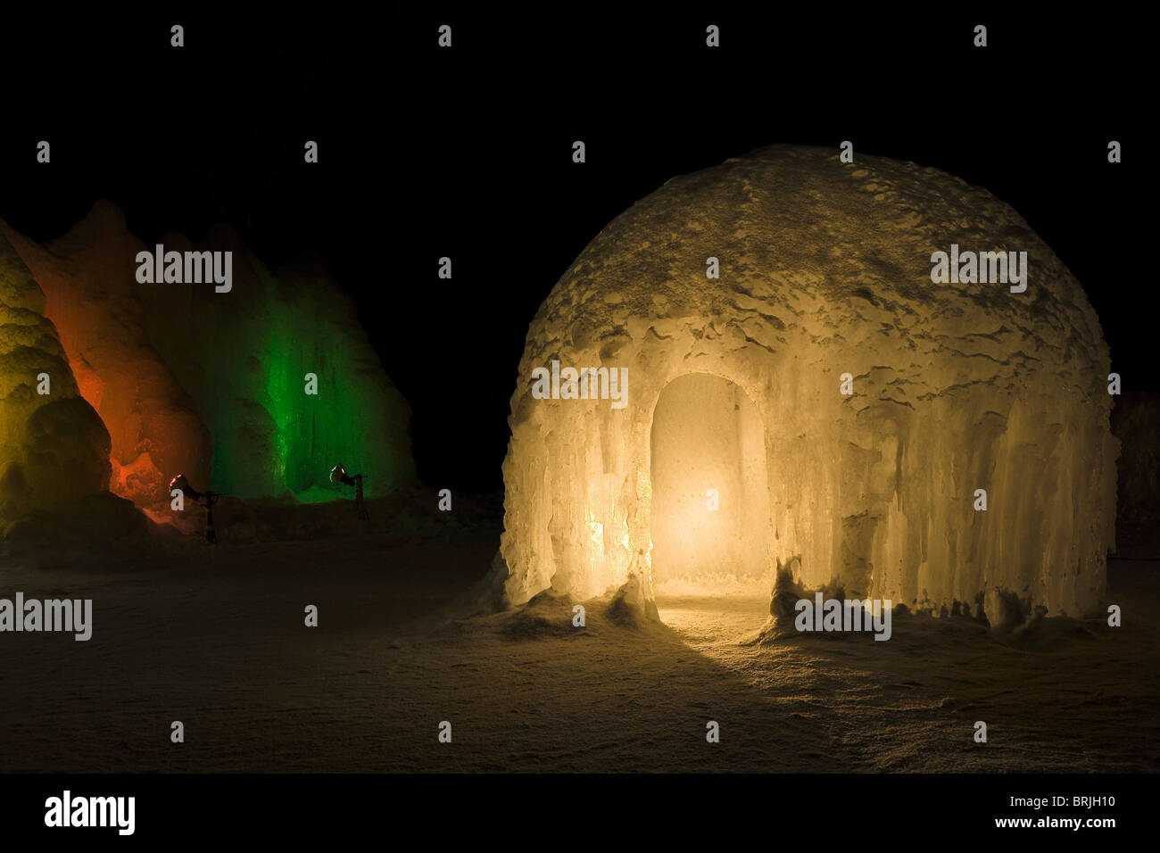 Cupola di ghiaccio sotto le luci di notte, dal ghiaccio Shikotsuko Festival. Hokkaido, Giappone. Foto Stock