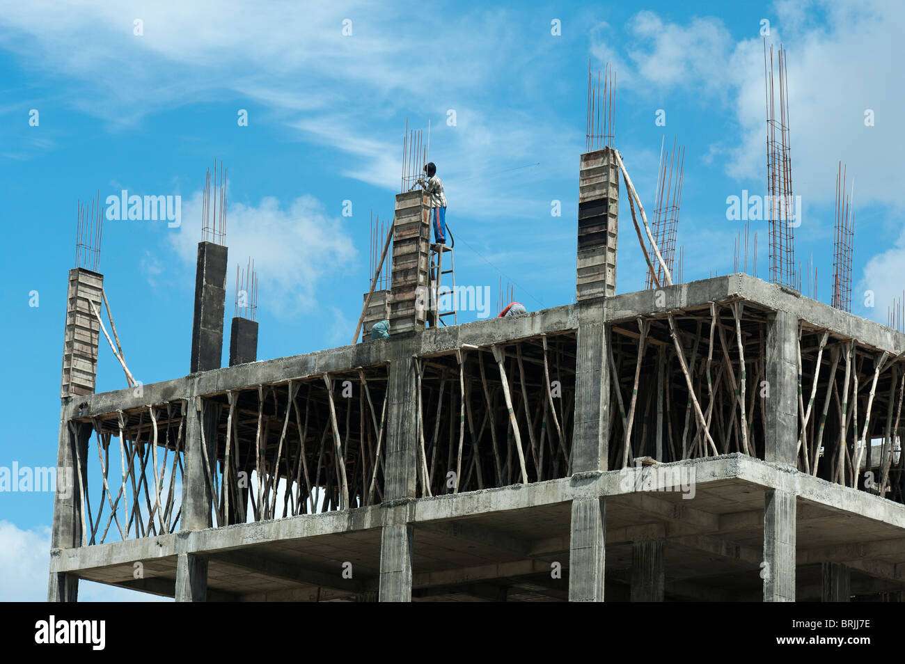 Indian costruttori la costruzione di appartamenti in calcestruzzo. Puttaparthi, Andhra Pradesh, India Foto Stock