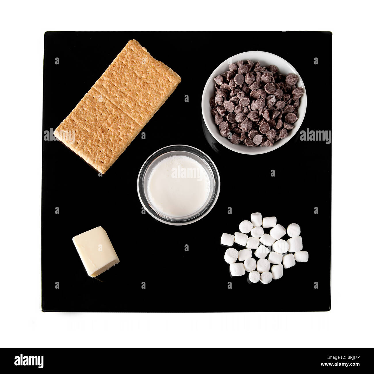 Ingredienti per s'more tartufo candy su una piastra nera tra cui graham crackers, scaglie di cioccolato e mini marshmallows Foto Stock
