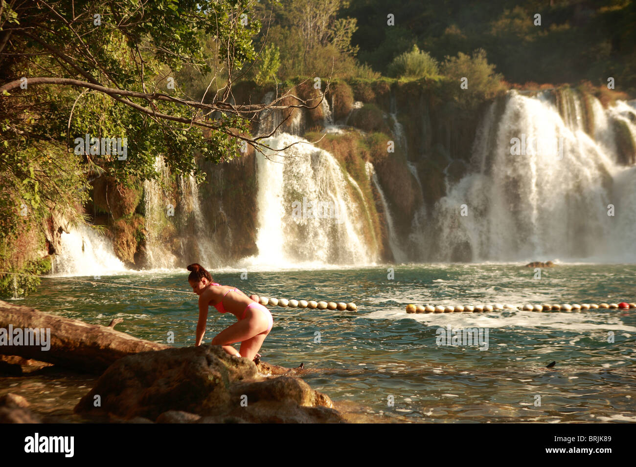 Giovani nuoto a Skradinski Buk, le cascate di Krka parco nazionale della Croazia Foto Stock