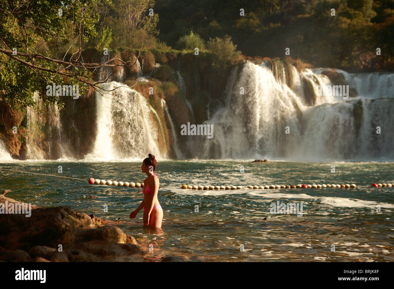 Giovani nuoto a Skradinski Buk, le cascate di Krka parco nazionale della Croazia Foto Stock