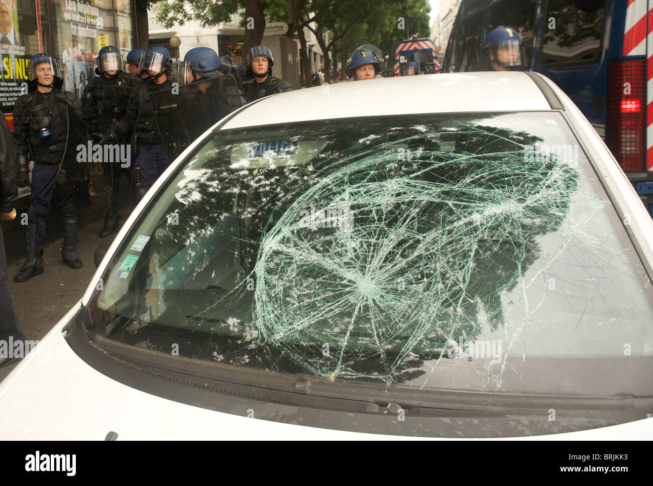 Fracassato automobili CRS di polizia di Parigi Belleville' dopo alcune difficoltà con i dimostranti Fotografia di Owen Franken Foto Stock
