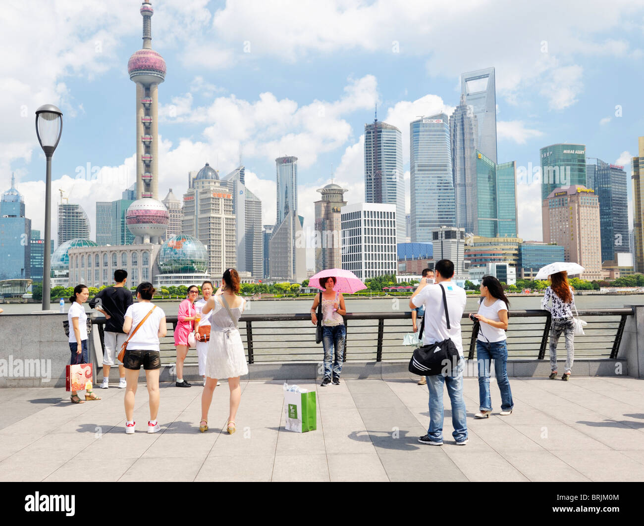 Il Bund, Shanghai, Cina. I turisti cinesi fotografia ogni altro sul Bund contro sfondo del Distretto di Pudong skyline tower Foto Stock