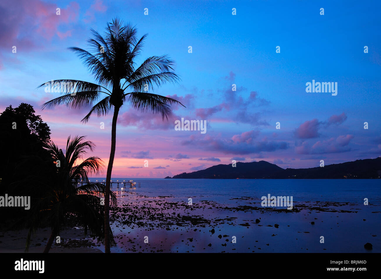 Tramonto a la spiaggia di Patong, Phuket, Tailandia Foto Stock