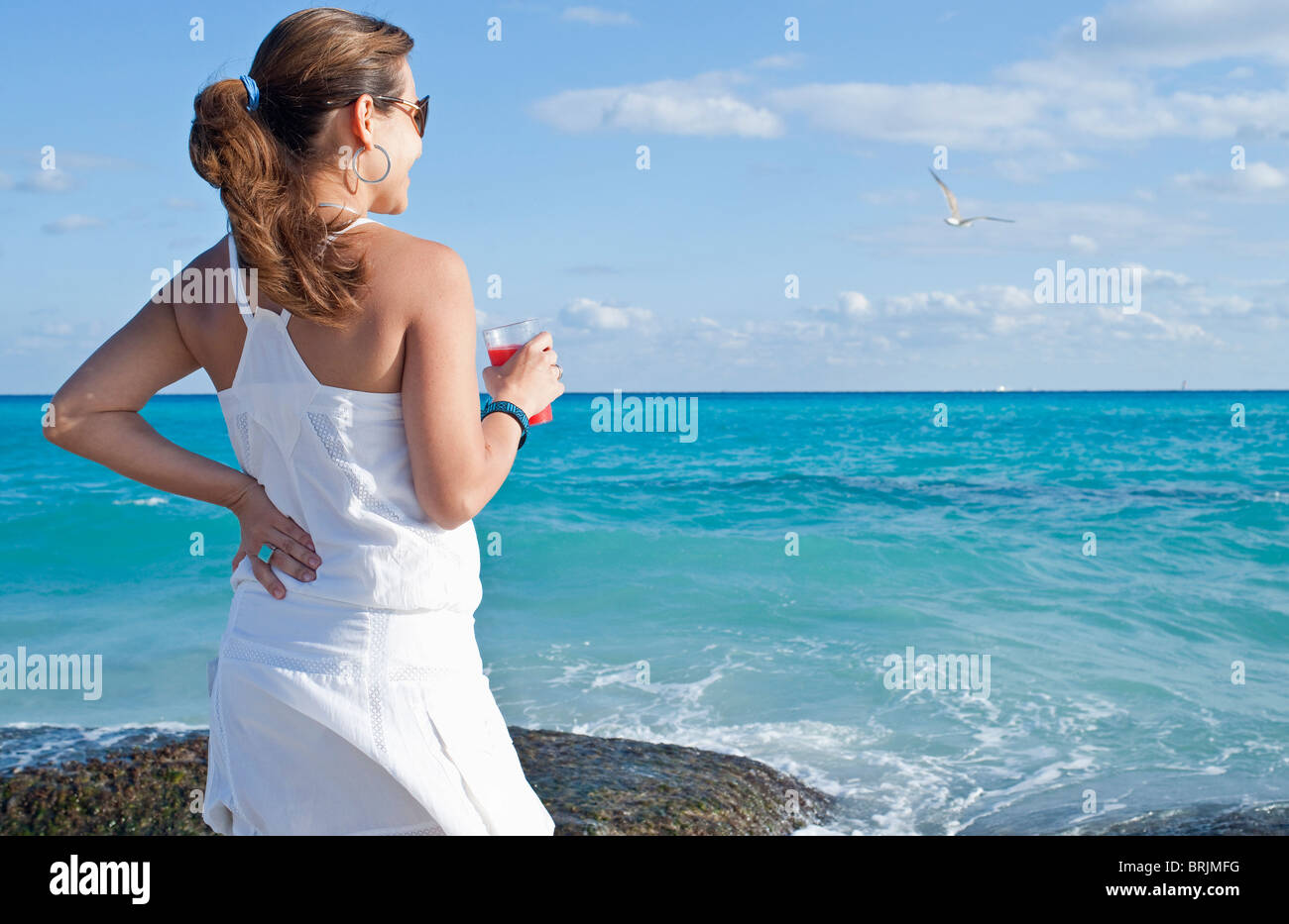 Donna sulla spiaggia Foto Stock