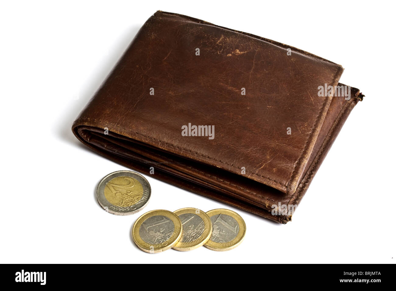 Portafoglio marrone con monete isolati su sfondo bianco Foto Stock
