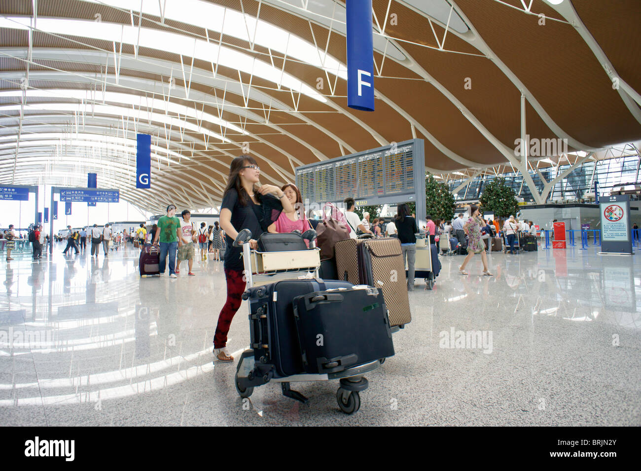 Shanghai, Cina. Atrio principale sala partenze con volo bacheca, Aeroporto Internazionale di Pudong, Shanghai Foto Stock