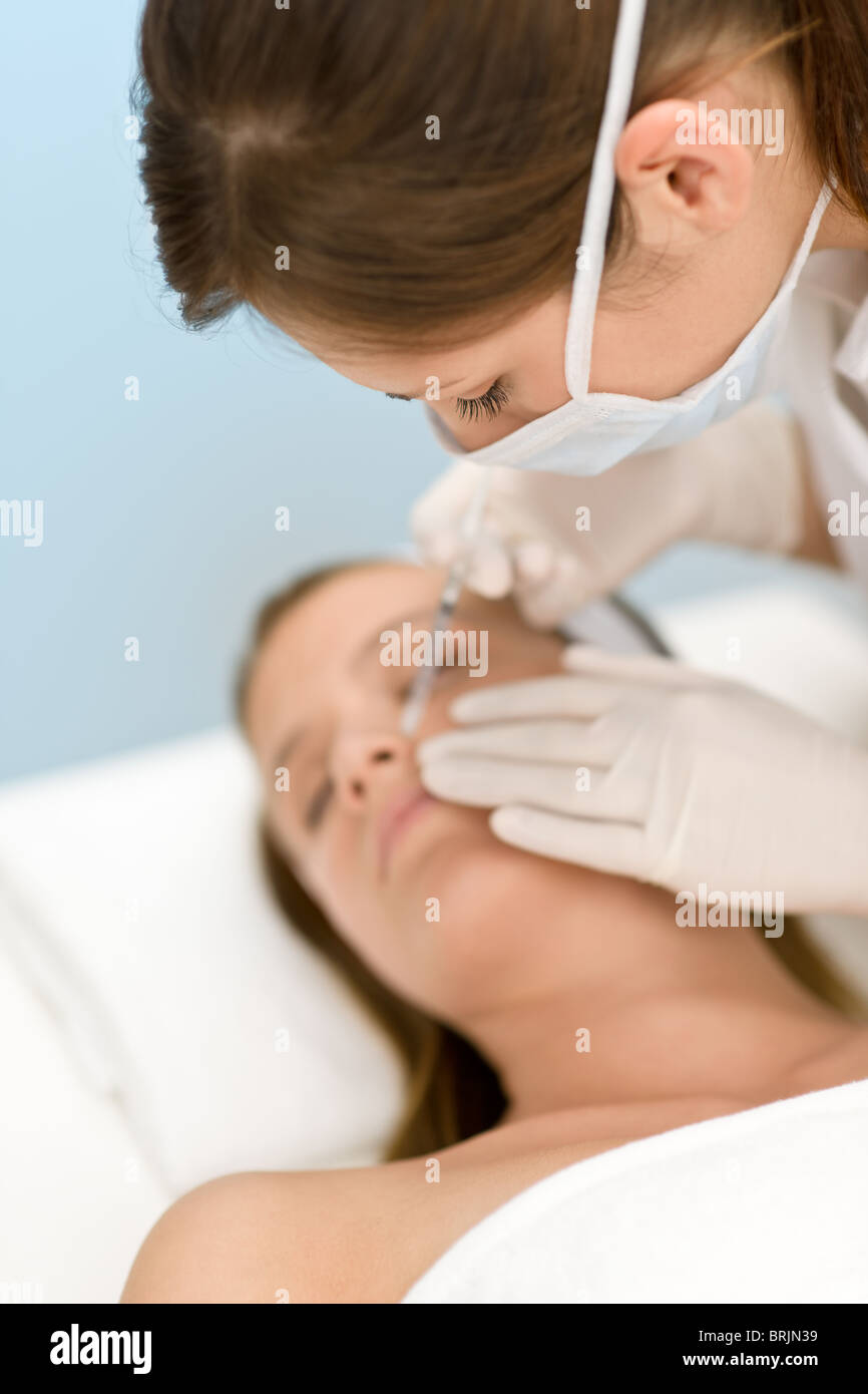 Iniezione di Botox - donna è ottenere un trattamento cosmetico Foto Stock