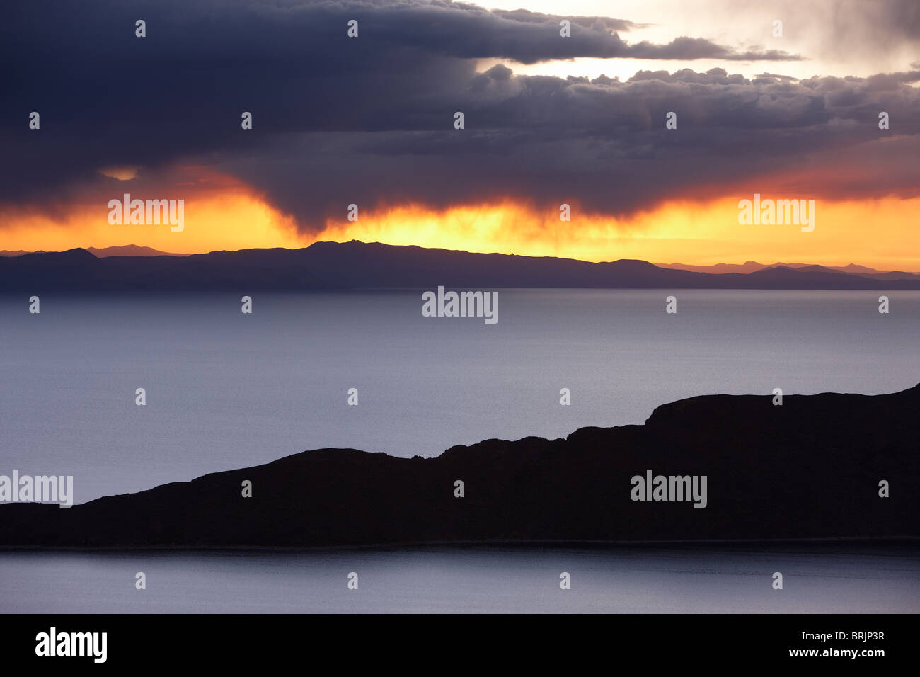 Il lago Titicaca al tramonto dalla Isla del Sol, Bolivia Foto Stock