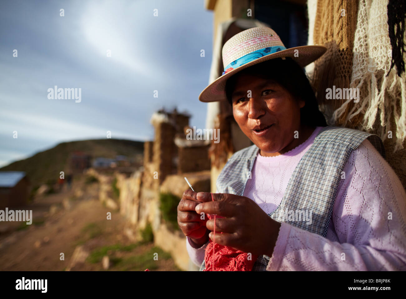 Una donna a crochet, Isla del Sol, il lago Titicaca, Bolivia Foto Stock