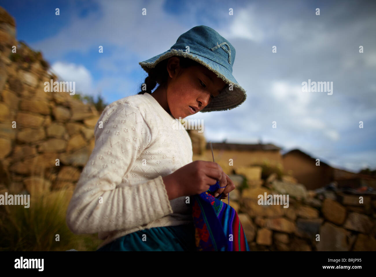 Una ragazza in cucitura, Isla del Sol, il lago Titicaca, Bolivia Foto Stock