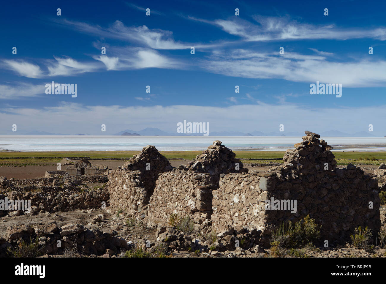 Fattoria abbandonati sul bordo del Salar de Uyuni, Bolivia Foto Stock