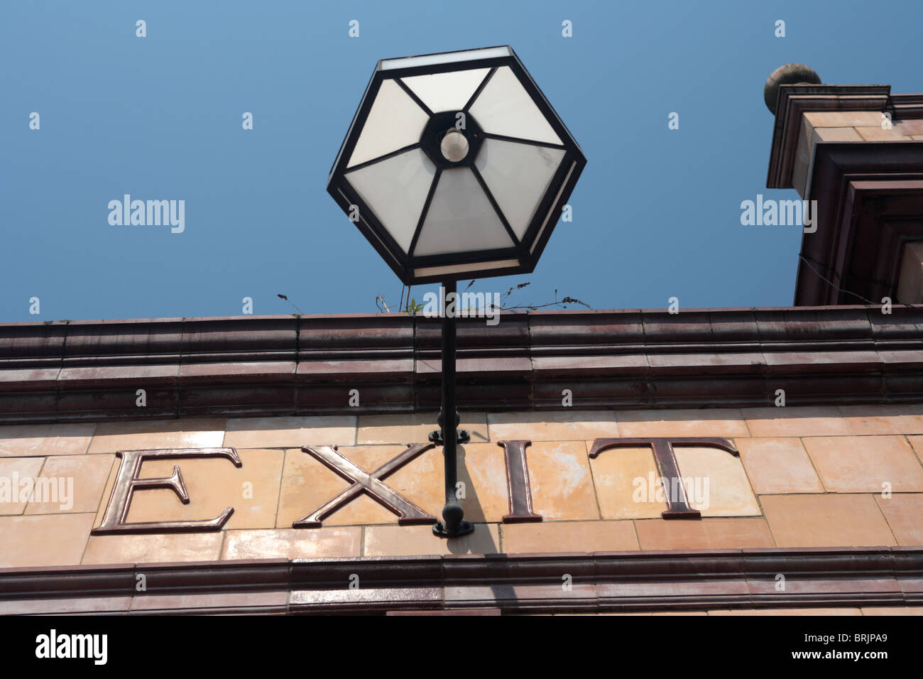 Un segnale di uscita e la lampada a Barons Court Tube Station, Hammersmith e Fulham, Londra W6. Foto Stock