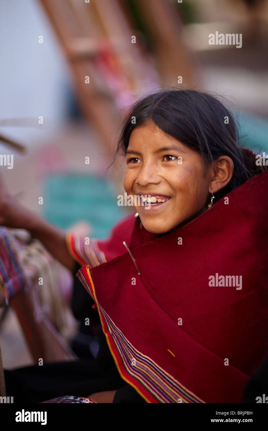 Una ragazza in una scuola di tessitura in Sucre, Bolivia Foto Stock