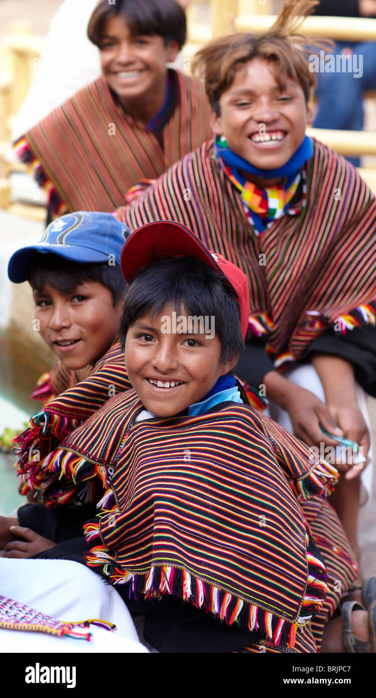 I ragazzi a scuola di tessitura in Sucre, Bolivia Foto Stock